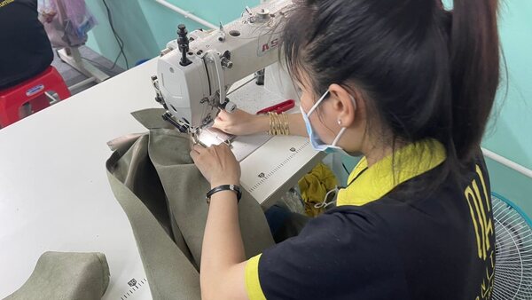 Leather upholstery sewing process for sofa