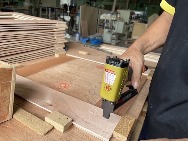 Assembly process of ash wood dining chair parts