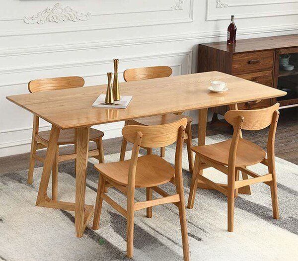 The 4-seat dining table and chairs are made of oak