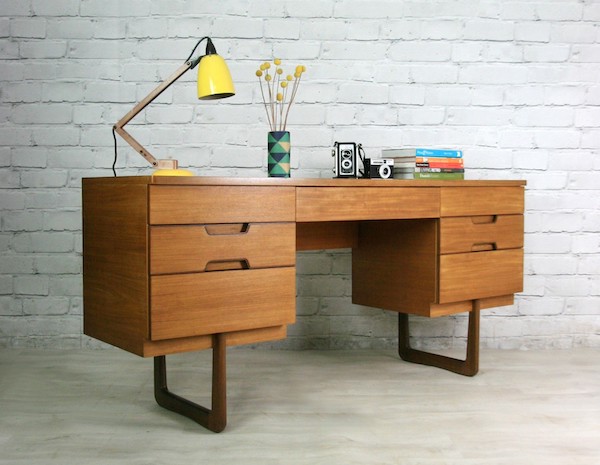 How to choose a modern, trendy teak desk