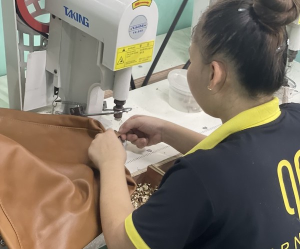 Leather cutting process for upholstery according to design