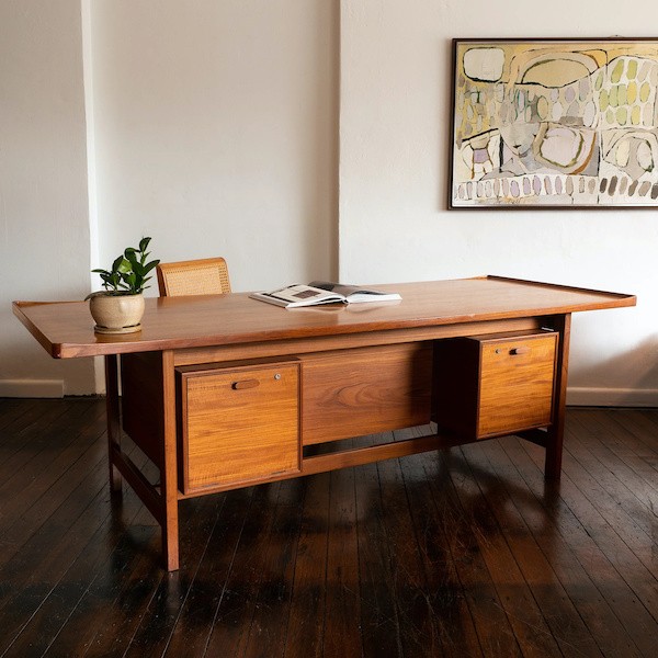 The warm brown tone of teak wood is suitable for all types of spaces