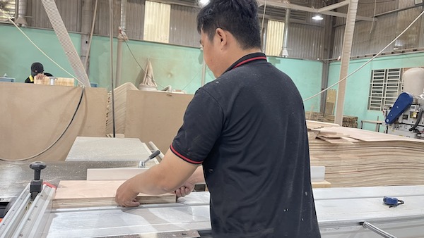 Professional Vietnamese walnut desk factory